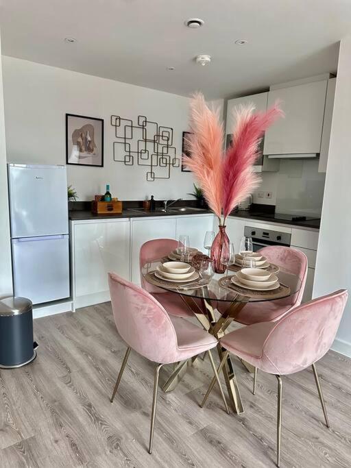 Central Derby Urban 2 Bedroom Flat - An Oasis Of Elegance! Free Parking And Wifi Suitable For Families And Professionals المظهر الخارجي الصورة